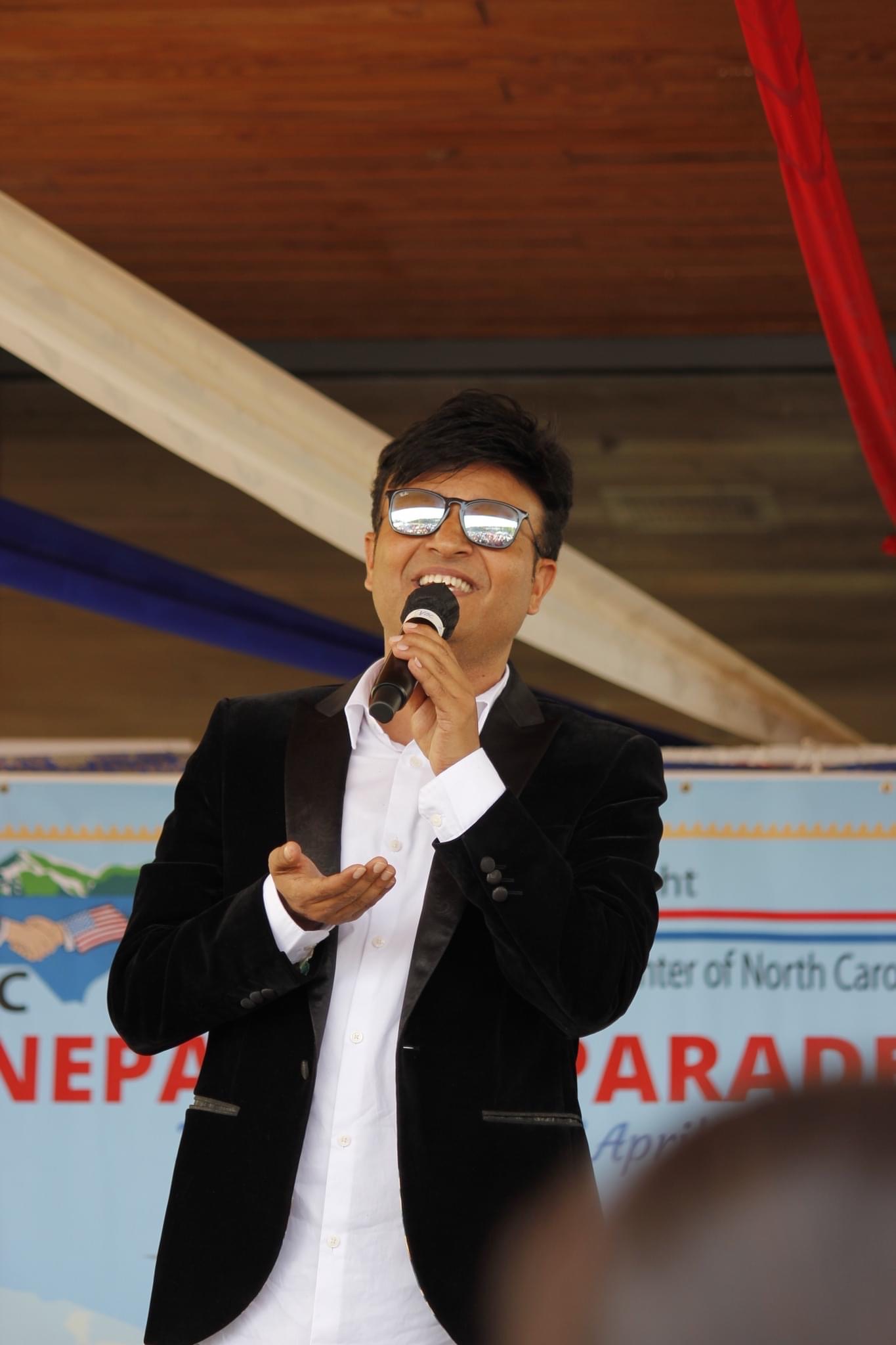 Photo of आठौं नेपाल डे मा गायक शर्माको प्रस्तुतिमा झुमे नेपालीहरु